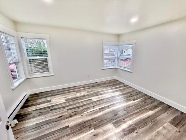 Building Photo - Stunning, Newly Renovated 3BR | 1BA