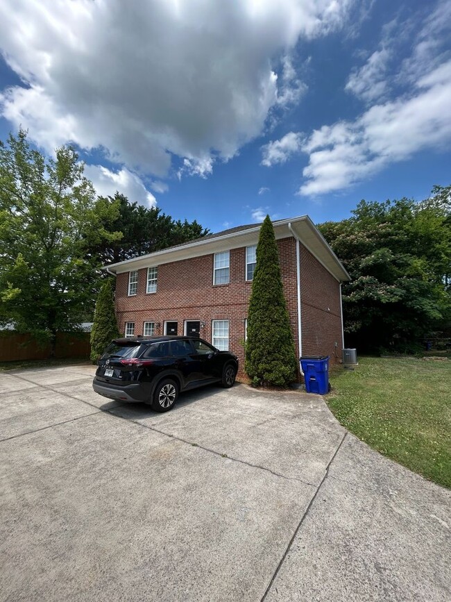 Building Photo - Brick Townhouse w/ 2 Bedrooms, 1.5 Bath wi...