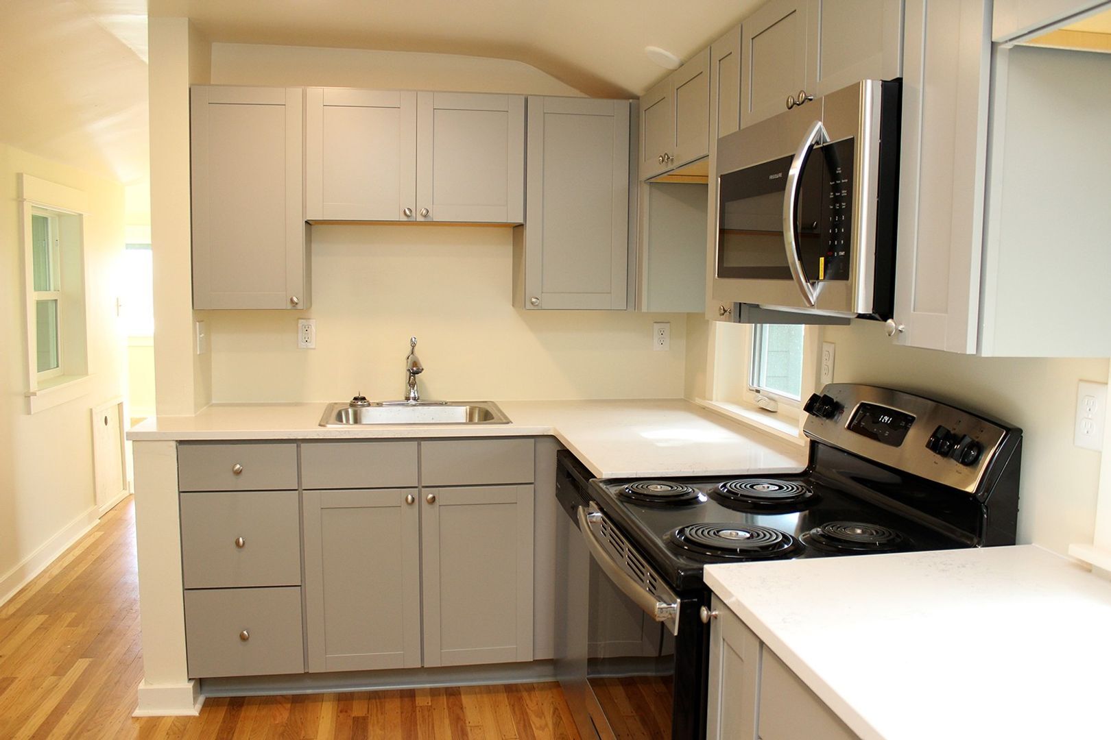 Building Photo - 2400 SW Hoffman Ave