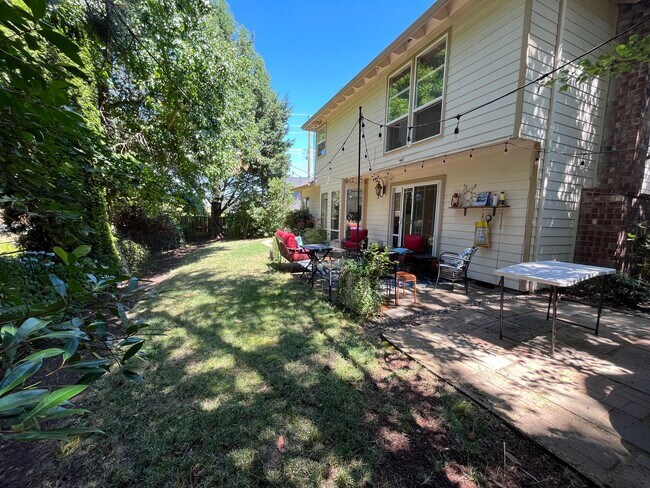 Building Photo - Beautiful 4Bd + 3Ba in Portland!! Offers Beautiful Outdoor Views and Great Gardening Backyards!!