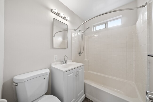 Building Photo - 1918 Skyline Dr