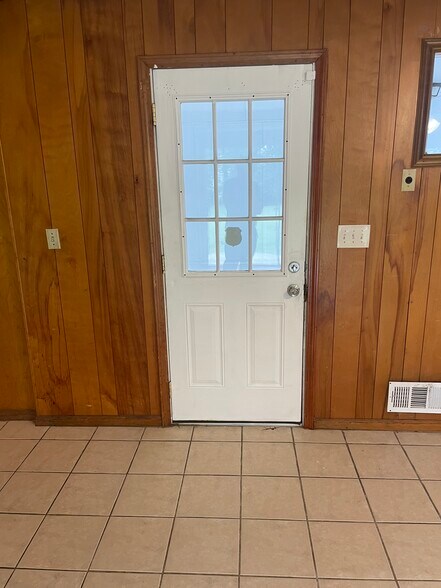 Garrage Door Entrance - 4193 Dunmore Rd