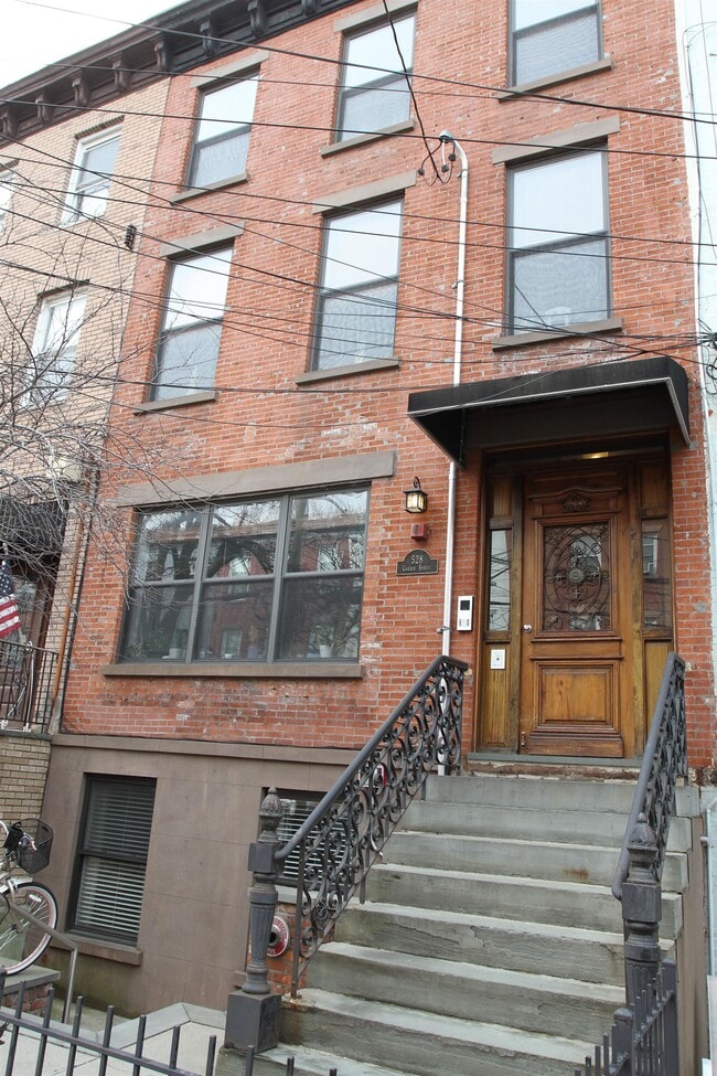 Building Photo - 528 Garden St