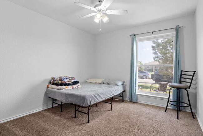 Building Photo - Beautiful home in available June 1st