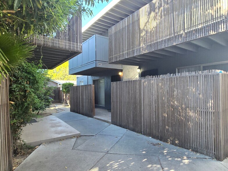 Building Photo - 1005-1007 Ravenscourt Ave
