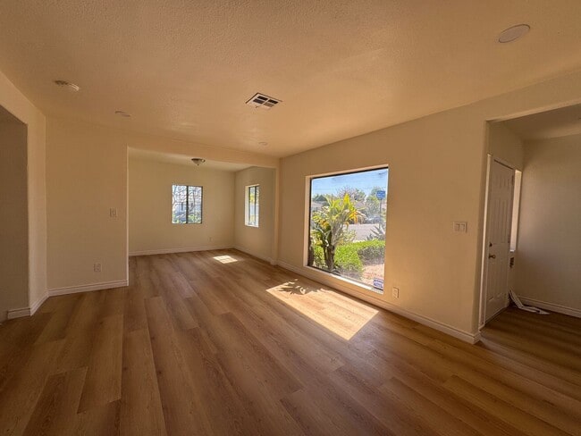 Building Photo - Single Family 3bd 2ba + Office Space