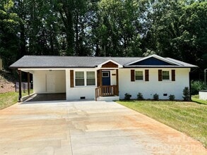 Building Photo - 231 Oak Dr