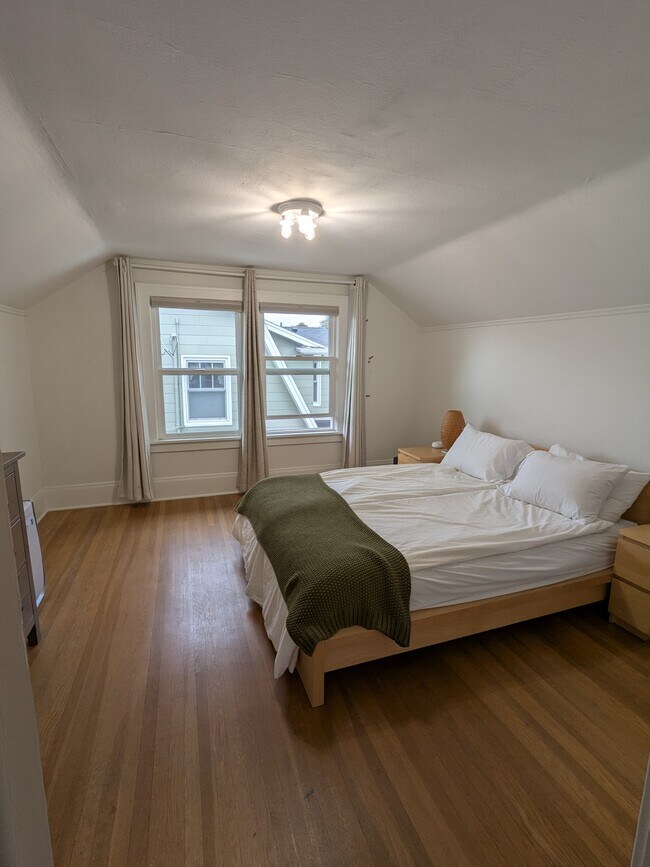 Building Photo - 1974 SE 24th Ave