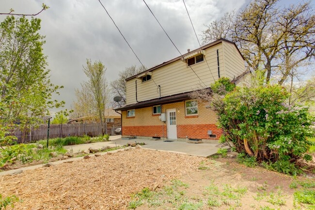 Building Photo - Evolve Real Estate: Welcome to This Spacious 5 Beds/2 Baths Single Family Residence With Great La...