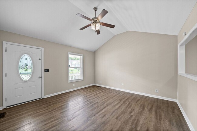 Building Photo - Pet Friendly Three Bedroom!