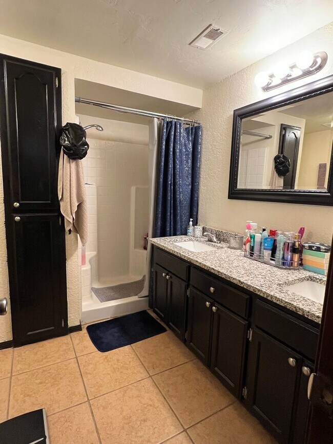 Building Photo - 4-bed 2-bath 2-car For lease SW Moore
