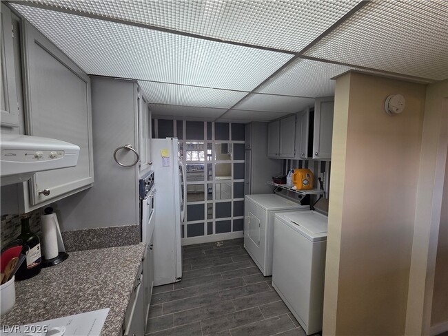 Building Photo - 750 S Royal Crest Cir