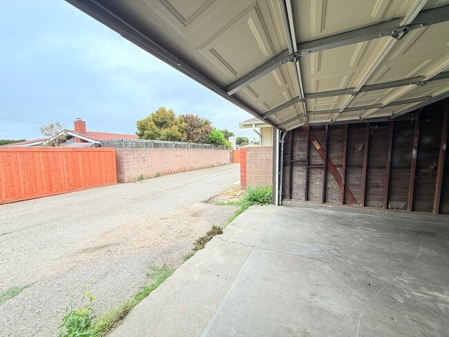 Building Photo - 401 N Lupine St