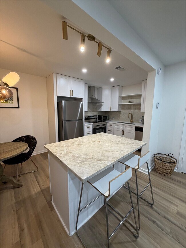 Building Photo - 2012 Brun St