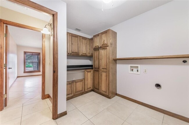 Building Photo - 7740 Lake Hatchineha Rd