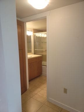 Building Photo - Spacious 2 Bedroom/ 1 bath lower unit in D...