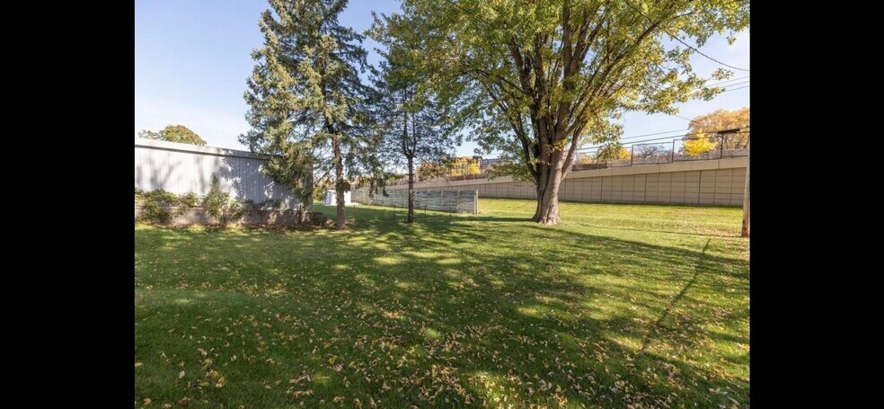 Building Photo - 418 18th Ave SW