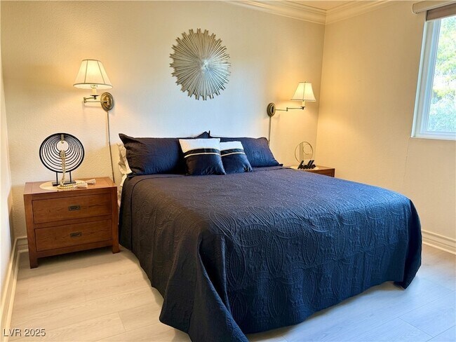 Building Photo - 270 E Flamingo Rd