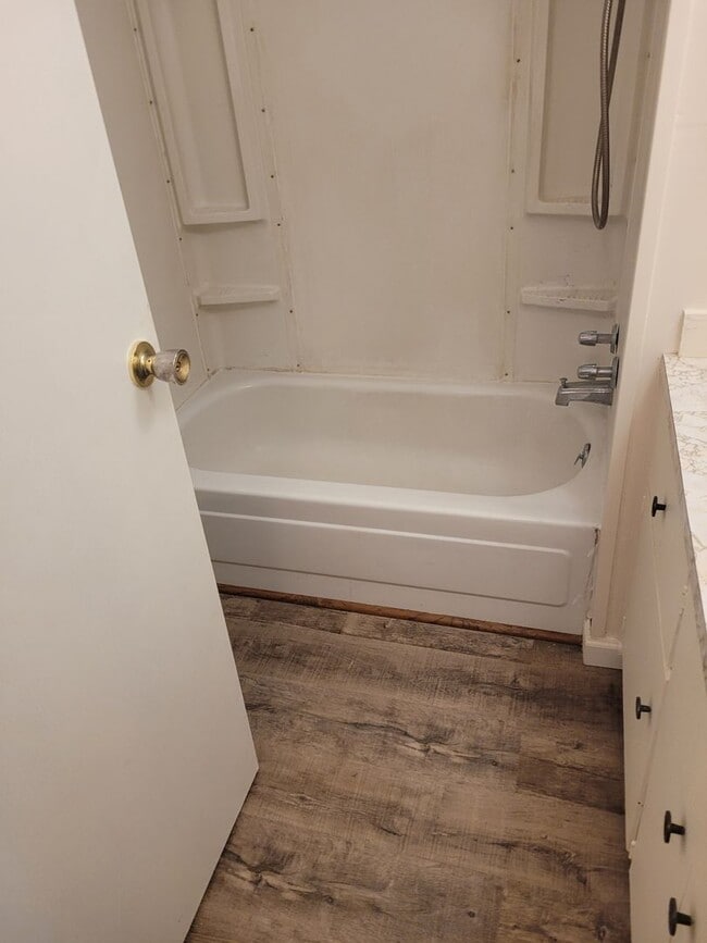 Building Photo - 2 bedroom 1` bath