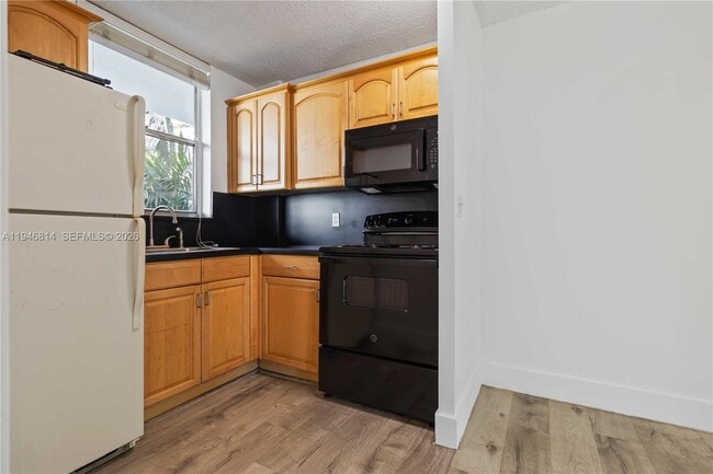 Building Photo - 1801 S Treasure Dr