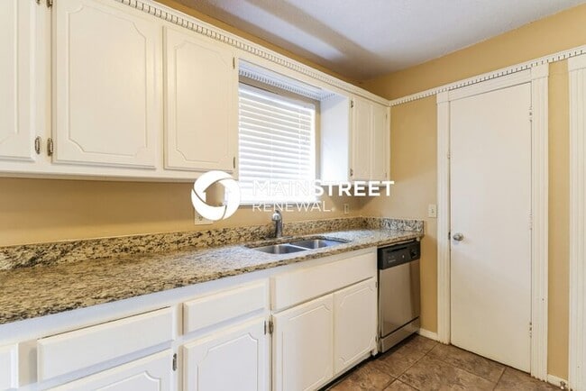 Building Photo - 3 Bedroom Pet-Friendly Home in Oklahoma City, OK with Main Street Renewal