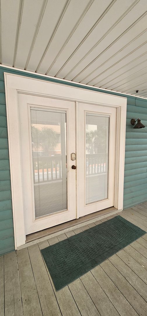 Building Photo - Snowbird Rental or Short-Term Getaway – Just Steps from the Beach!