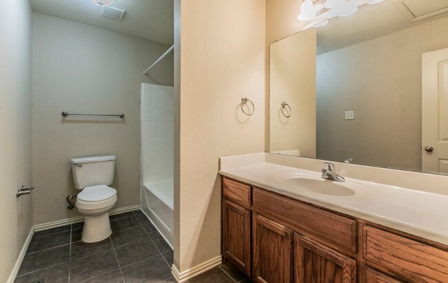 Building Photo - Spacious 1 Bedroom 1 Bath Available NOW