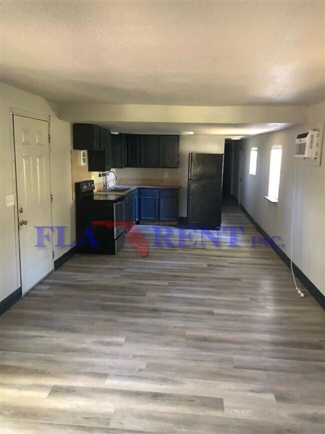 Building Photo - **3/1 Mobile home in Christmas/SR 50**