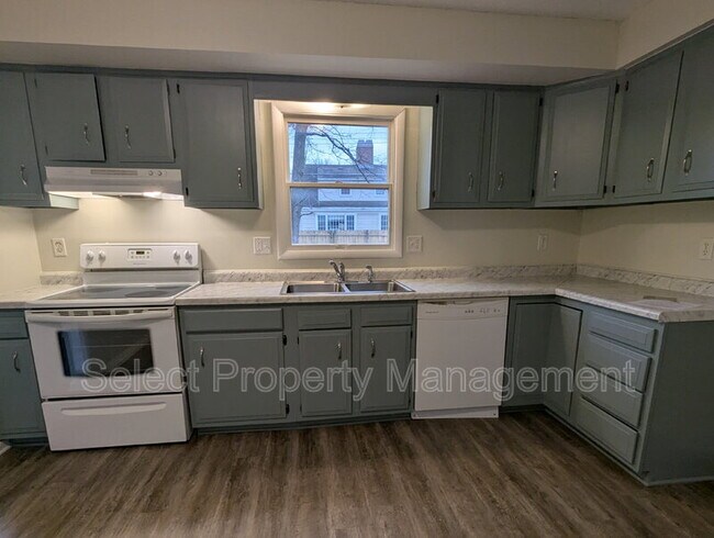 Building Photo - 924 E Washington Center Rd