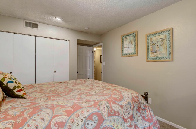 Building Photo - 935 Saturn Dr