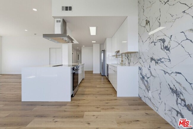 Building Photo - 435 N Oakhurst Dr