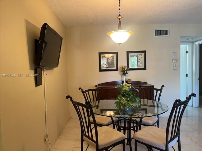 Building Photo - 501 Blue Heron Dr