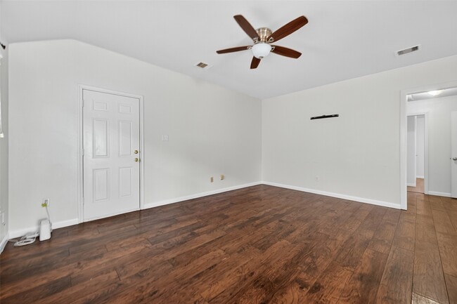 Building Photo - 8002 Colonial Ln