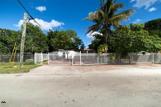 Building Photo - 12615 E Randall Park Dr