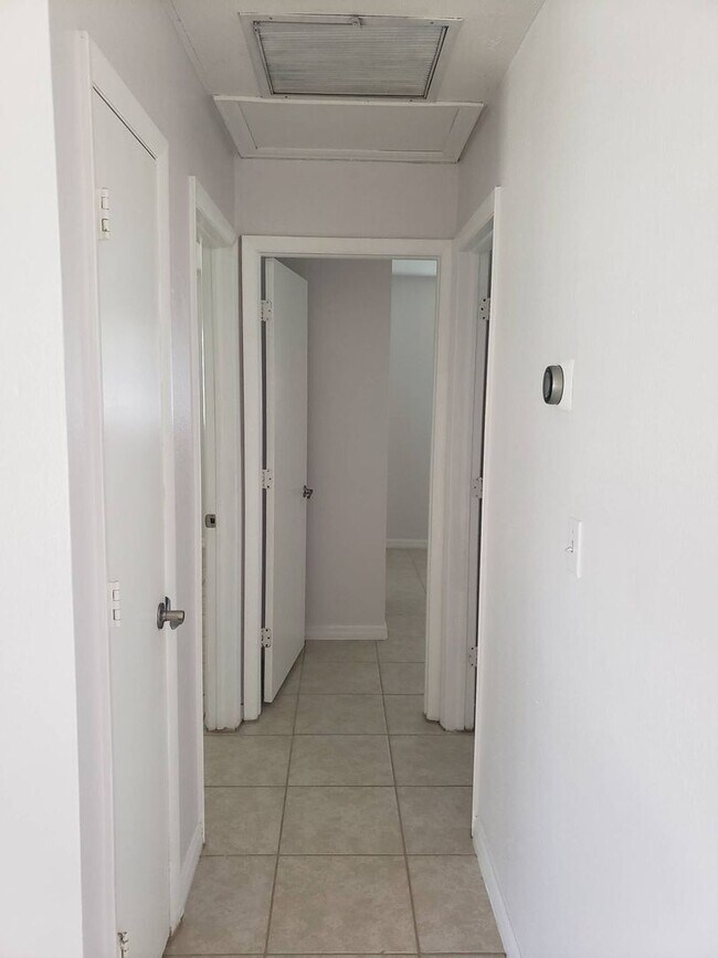Building Photo - 2/2/1 Single Family Home Available NOW!