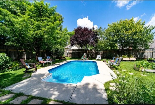Building Photo - 3 bed 2 bath with pool