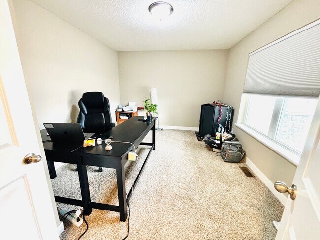 Building Photo - Amazing updated 4 bed house in Lakeville!