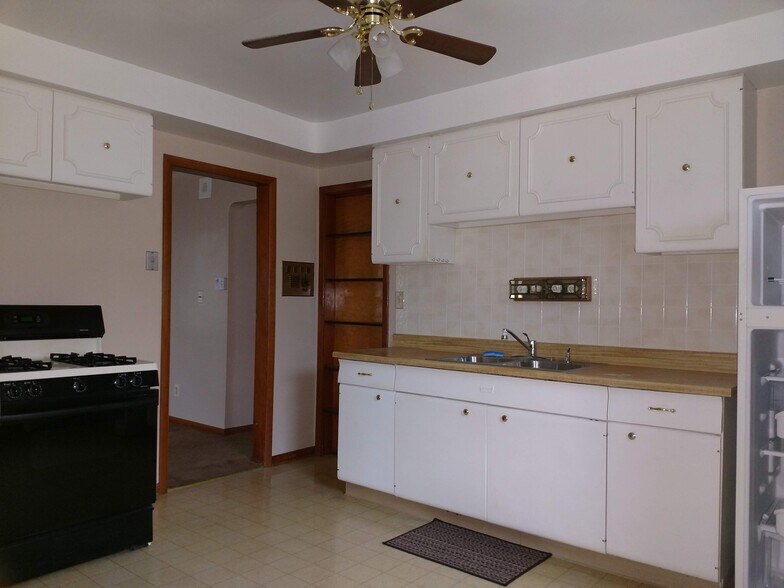 Building Photo - 6125 Ridge Rd.