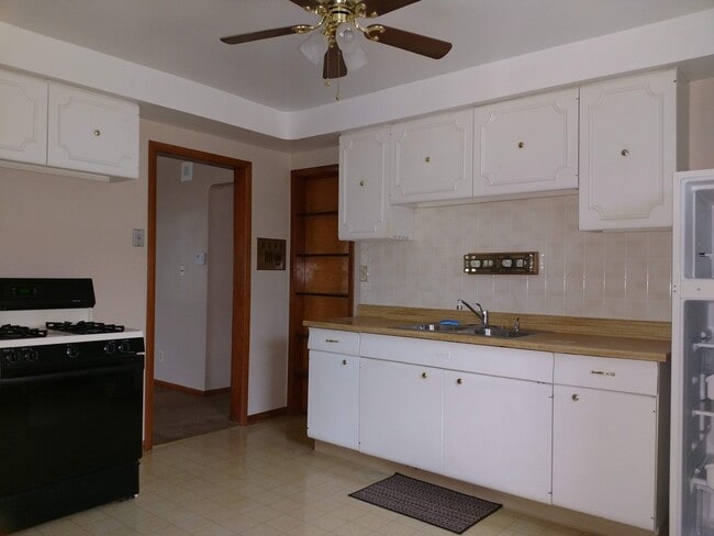 Building Photo - 6125 Ridge Rd.