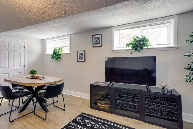 Building Photo - Updated 2BD, 1BA Half-Duplex in North Park...