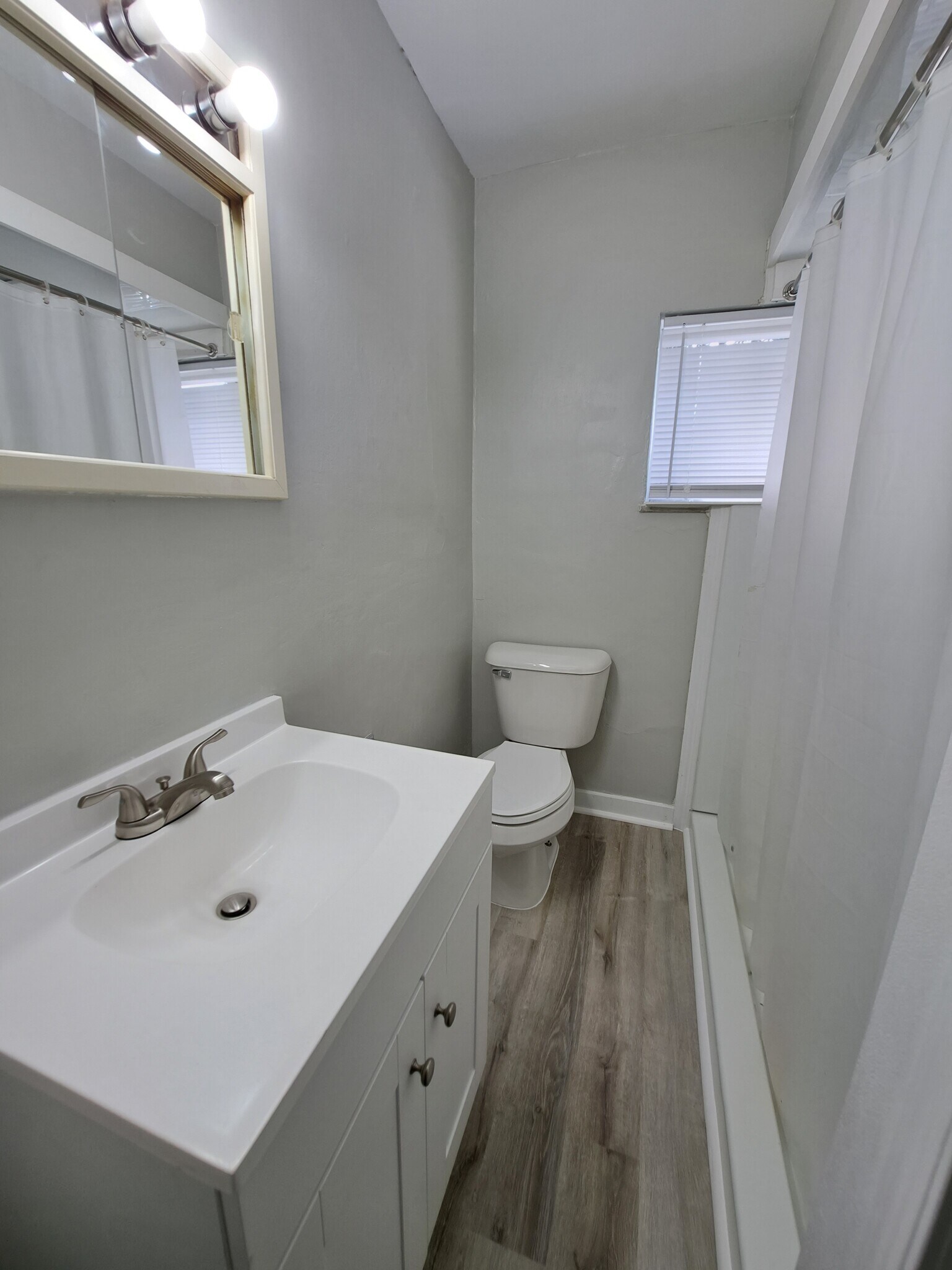 Building Photo - 1049 Nelson Ave