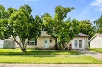 Building Photo - 421 Holy Cross Pl