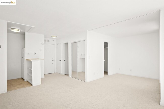 Building Photo - Sunny Studio in Resort Setting centrallly ...
