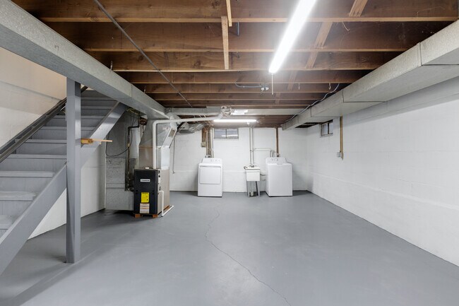 Building Photo - 148 Roselawn Ave NE