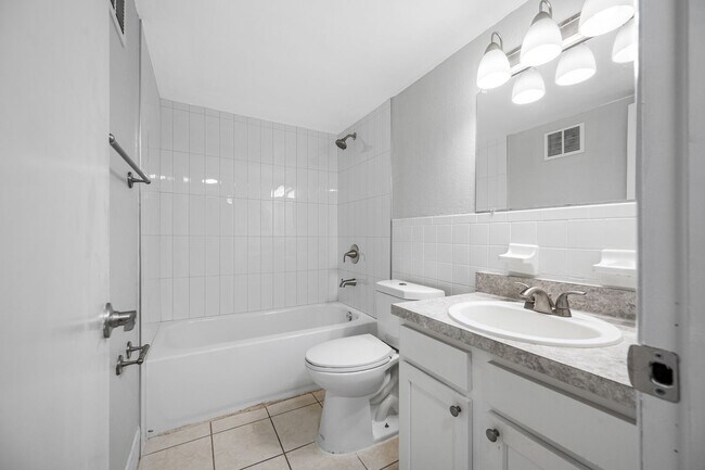 Building Photo - Spacious 2 Bed-1Bath apartment with Pool!