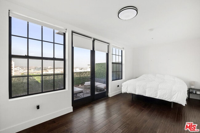 Building Photo - 746 S Los Angeles St