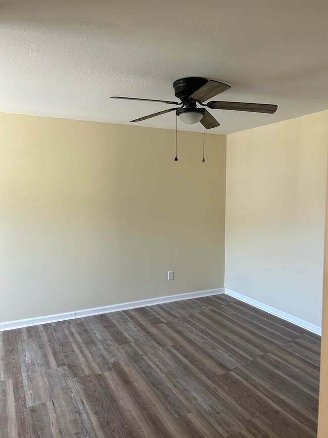 Building Photo - 4 Bedroom 2 bathroom  and 2 car garage hom...