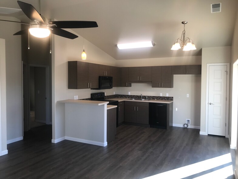 Kitchen area - 2851 Belford Ave