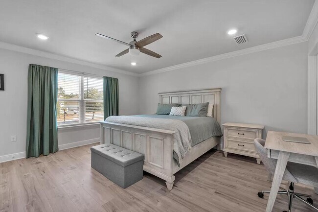 Building Photo - Three Bedroom Two and a half Bath In Hammock Oaks