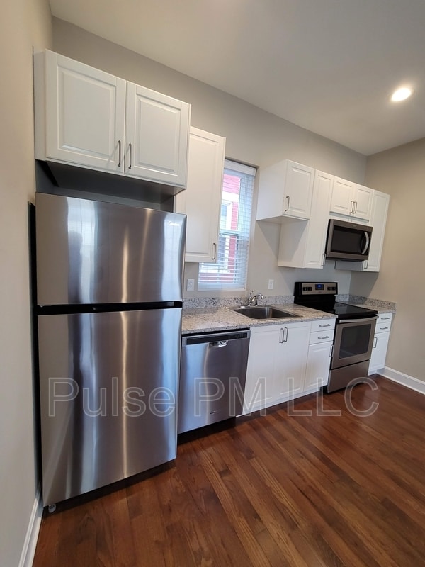 Building Photo - 620 6th Ave